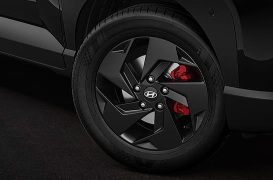 R16 (D = 405.6 mm) Black painted alloys with red brake calipers (Front and rear)